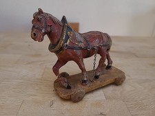 Altes Pferd  auf Rädern Uralt