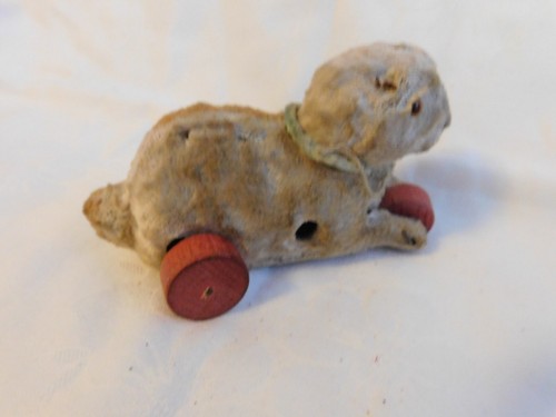Hase auf holzrollen - hase, pappmache